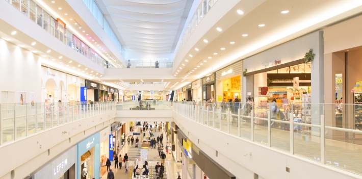 人が大勢いる商業施設のイメージ１