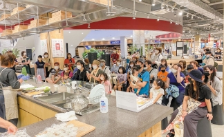 人が大勢いる商業施設のイメージ３